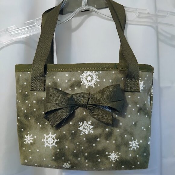 NEW Reusable Fabric Gift Bag Snowflake Christmas flannel with  Bow double handle - Picture 1 of 5